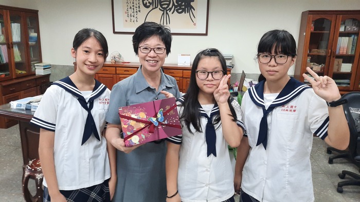 技藝班製作月餅禮盒與校長分享圖片