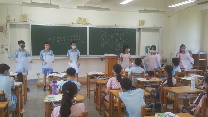同學進行隔板收納練習